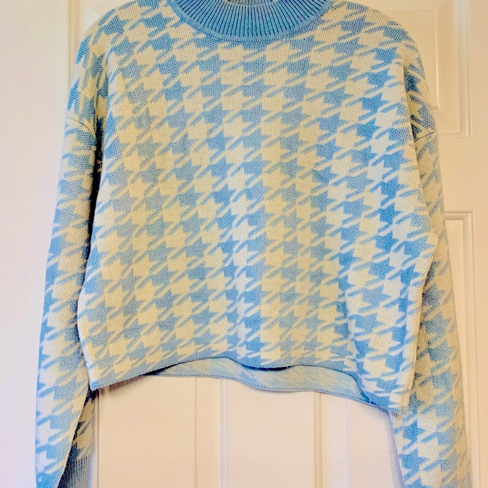 H&M  Blue &White Houndstooth cropped Sweater to mock turtleneck
